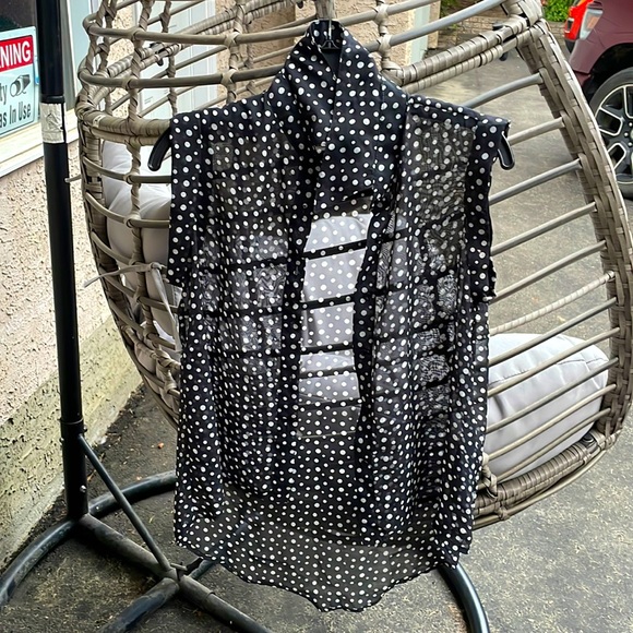 MATERIAL GIRL polka dotted, cuffed short sleeved blouse in size small - Picture 1 of 5